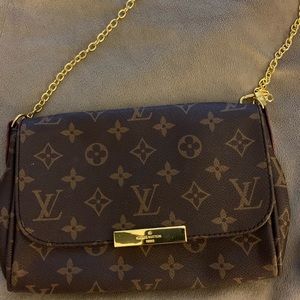 Louis Vuitton knockoff clutch.